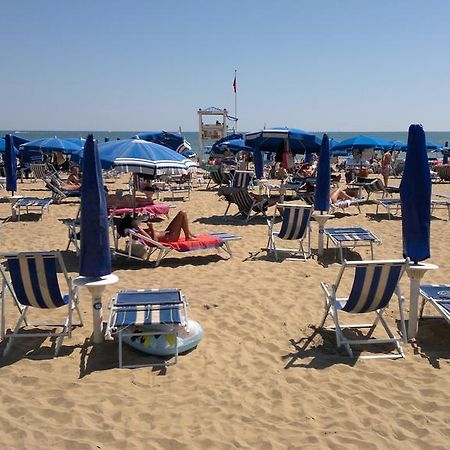 Hotel Beach2 Лидо-ди-Езоло Экстерьер фото