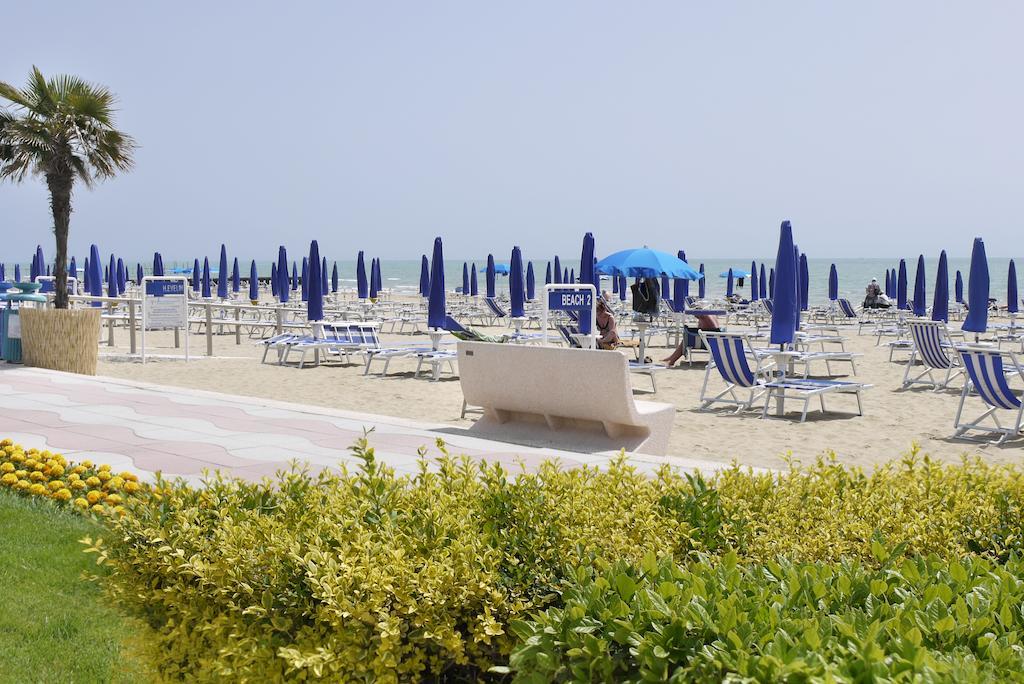 Hotel Beach2 Лидо-ди-Езоло Экстерьер фото