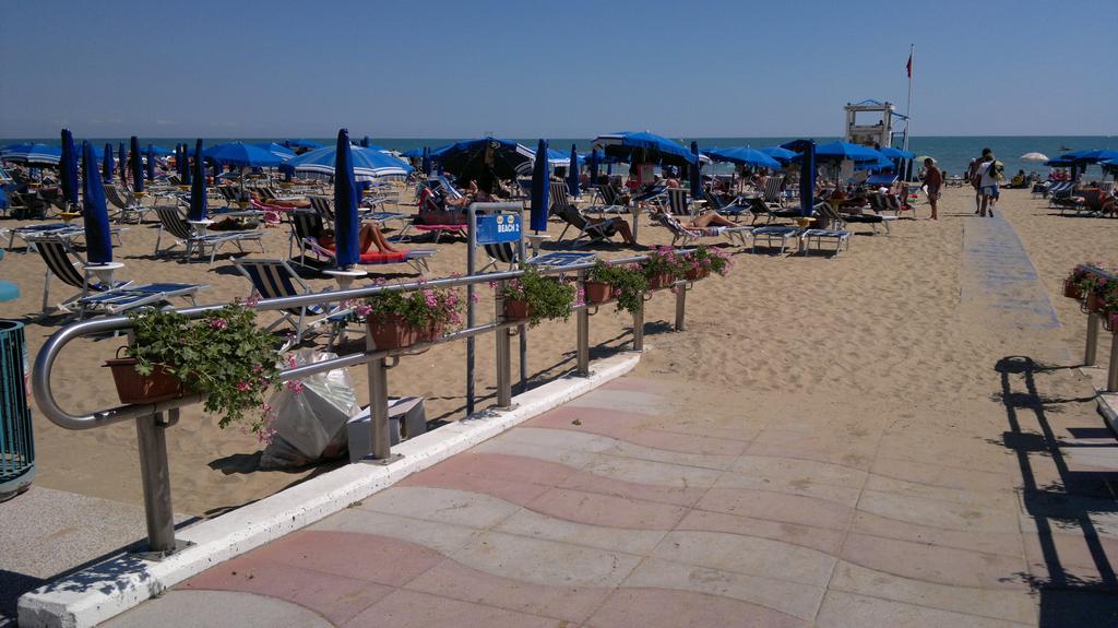 Hotel Beach2 Лидо-ди-Езоло Экстерьер фото